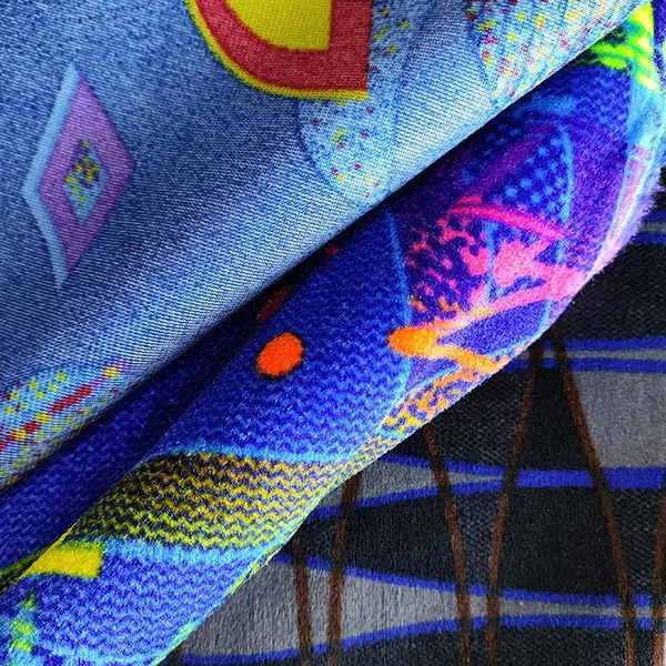 Hvordan løser printbusstof udfordringer med holdbarhed, hygiejne og branding for flådeoperatører?